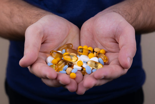 Tabletten in der Hand