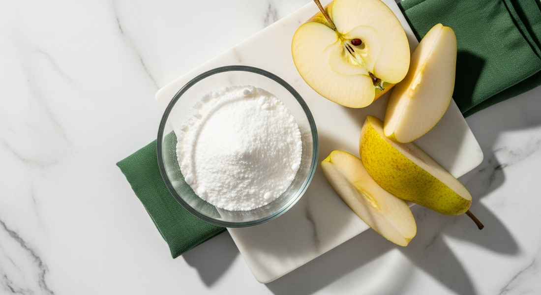 Fruktose Pulver in Glasschale neben frischem Obst